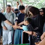 Tangis Richa Novisha Pecah Saat Jenazah Gary Iskak Dimakamkan