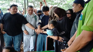 Tangis Richa Novisha Pecah Saat Jenazah Gary Iskak Dimakamkan