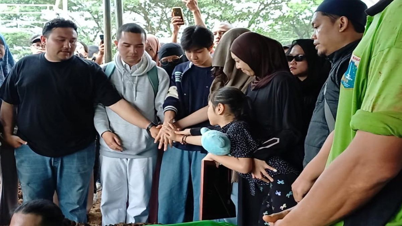 Tangis Richa Novisha Pecah Saat Jenazah Gary Iskak Dimakamkan