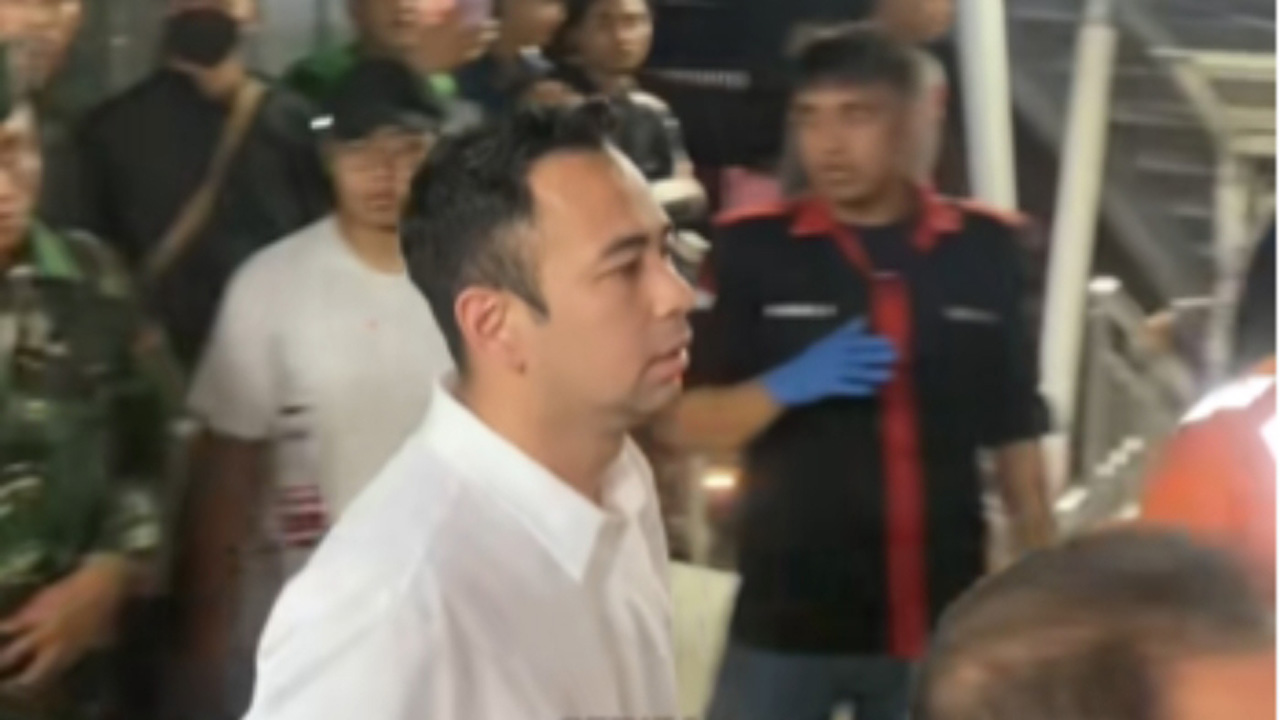 Raffi Ahmad Tinjau Korban Kecelakaan Kereta Bekasi, Evakuasi Dipastikan Selesai